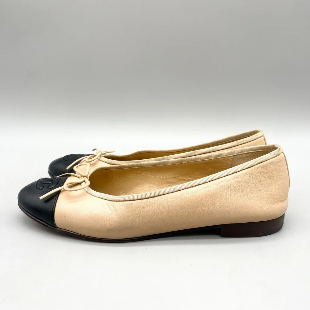Chanel Womens 37.5 Ballet Flats Beige Black Leather CC Logo Two Tone Old Money